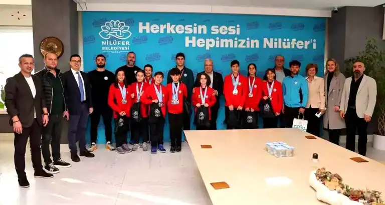Nilüfer Belediye Başkanı Özdemir, Genç Şampiyonları Ödüllendirdi
