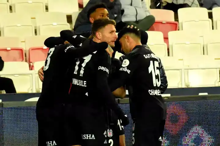 Beşiktaş, Sivasspor'u 2-0 Yendi! Ligde İlk Galibiyet