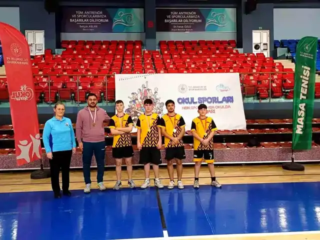 Düzce'de Masa Tenisi Şampiyonları