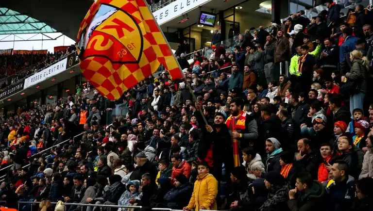 Kayserispor-Galatasaray maçında sahaya giren taraftar olay çıkardı!