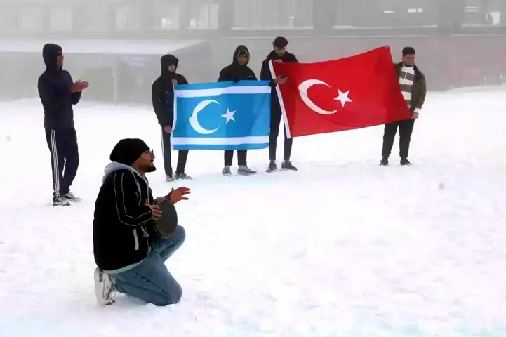 Iraklı Türkmenler Erciyes'te Karla Buluştu