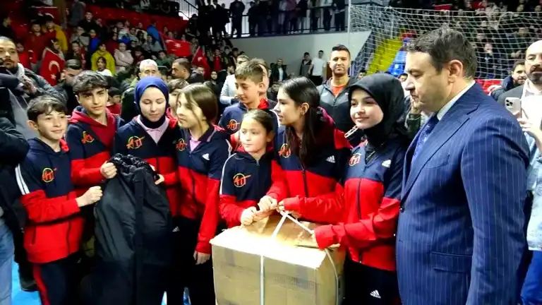 Kütahya'da Gençlere Spor Malzemeleri Dağıtımı