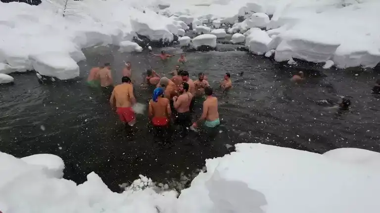 Rize'de Soğuk Su Şenliği: Sıfır Derecede Yüzme Heyecanı!