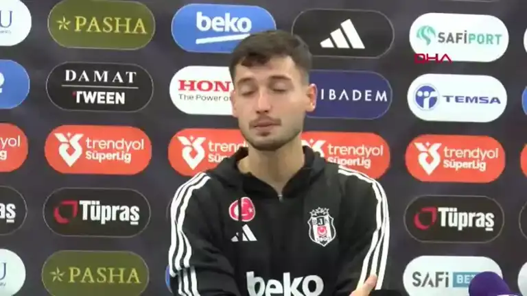 Futbolcu, Takımının Zaferinden Mutlu