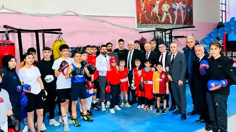 Erzurum Milletvekili Öz, Boksörlerle Buluştu